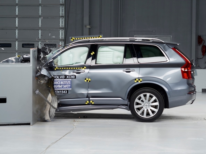 Американские эксперты признали премиум-модели Volvo самыми безопасными