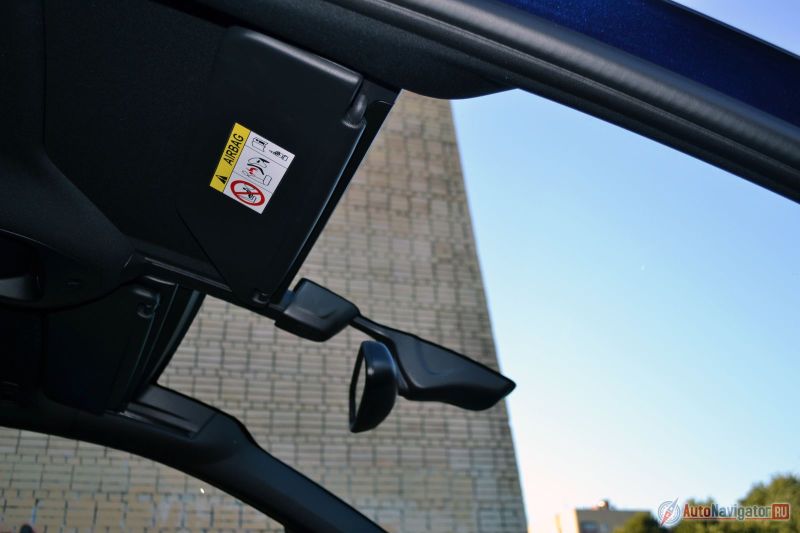 Панорамные лобовые стекла со сдвижными шторками - фишка минивэнов Citroen, но у DS4 вот тоже есть. В салоне реально становится светлей