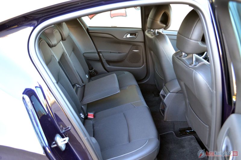 Диван почти плоский. И если быть откровенным, задних пассажиров DS4 не особенно ждет – ни подстаканников, ни дефлекторов, ни стеклоподъемников, ни USB или 12-вольтовой розетки тут нет