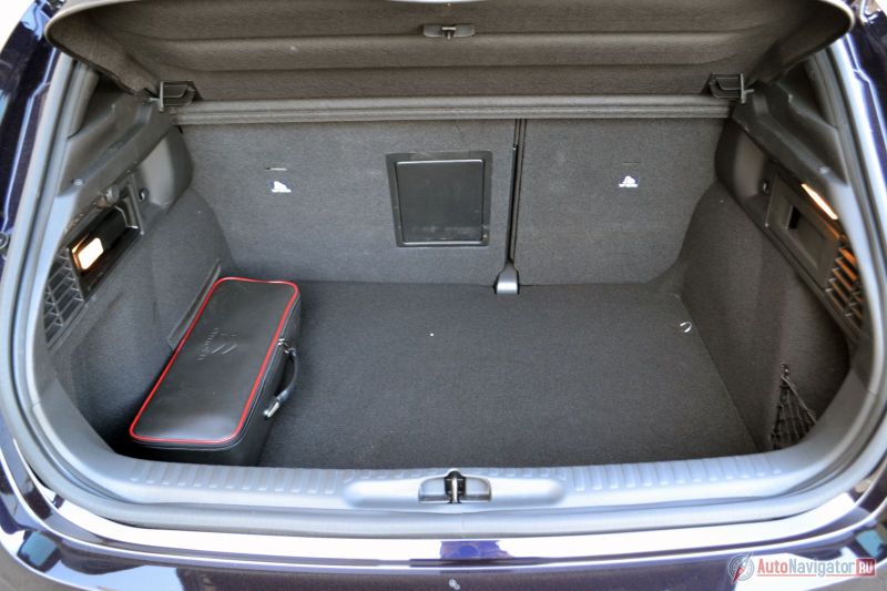 Багажник – 385 литров. Есть лючок для длинномеров, крючки, подсветка и съемный фонарик. Под полом докатка