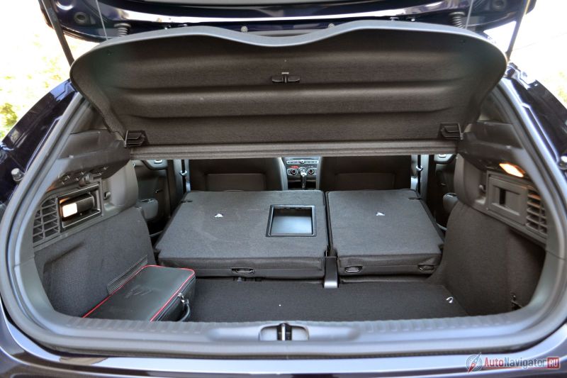Со сложенными сиденьями объем багажника увеличивается до кубометра, но ровного пола не получится