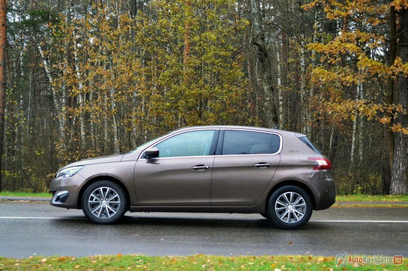 Свесы довольно короткие, а база… база средняя… 2620 мм – меньше, чем у Golf и Kia Cee’d