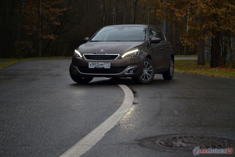 Peugeot при постройке 308-го ориентировался на Volkswagen Golf. Получилось очень близко, но суть в том, что если вам понравился 308, понравится и «Гольф», и у Peugeot нет ценового преимущества. Так что в России шансы на успех невелики. А вот в Европе автомобиль уже удостаивался звания «Автомобиль Года 2014»