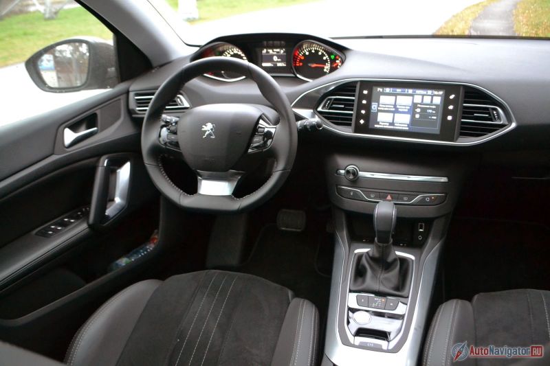 Интерьер очень приятный. Наверное, самый приятный из всех в гольф-классе на данный момент