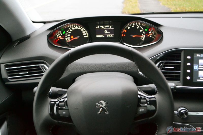 На приборы на самом деле смотришь поверх руля, потому что «баранка» смещена вниз и сама по себе непривычно маленькая. Сначала необычно, а потом привыкаешь, и, кажется, можно обойтись без проекционного экрана