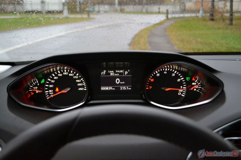 Спидометр и тахометр зеркальные, причем спидометр, как и подобает французу, оцифрован по нечетным числам. Показания о среднем и мгновенном расходе топлива выводятся на центральный экран