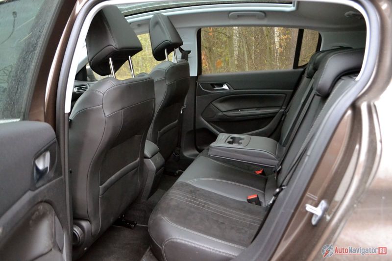 Сзади удобно, но тесно. Для европейских 200-300 загородных километров нормально, но для российских 1000-километровых марш-бросков этого явно мало