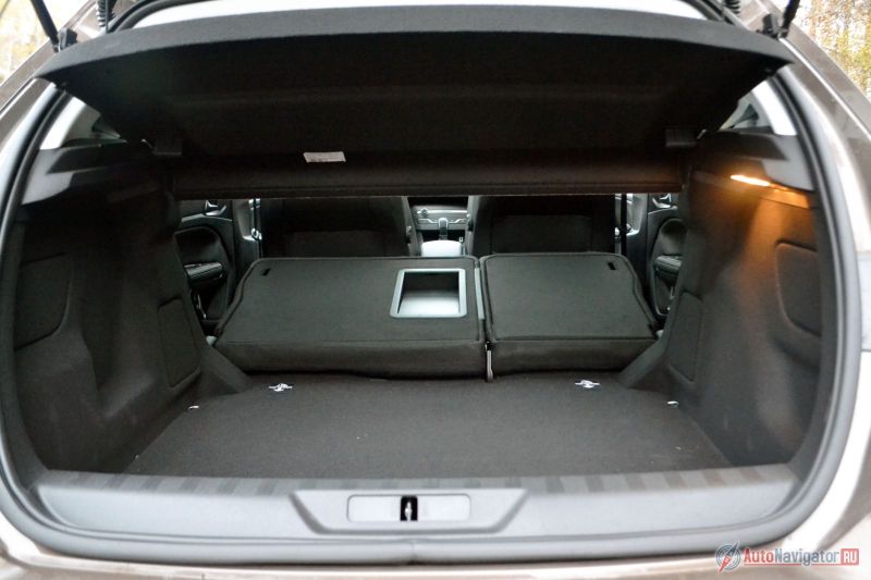 Ровный пол не получается, но что-то большое перевезти можно. Лючок для длинномеров есть