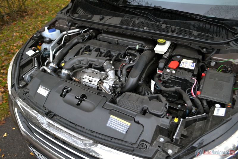 На выбор россиян три бензиновых мотора. Все 1,6-литровые. В Европе есть еще дизеля, но с ними бы у нас 308 стоил совсем заоблачно. Да и спрос на них у нас традиционно мал