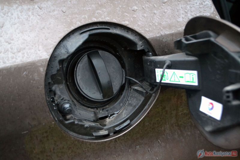 Владельцы прежних 308-ых обрадуются – крышка бензобака без ключа и носиться с ней по заправке больше не нужно