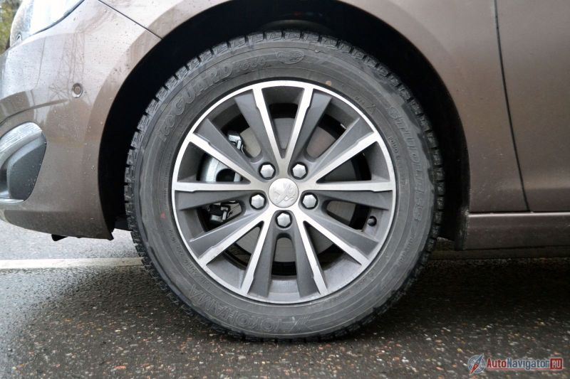 Абсолютно стандартный размер колес 205/55 R16. С ними довольно комфортно