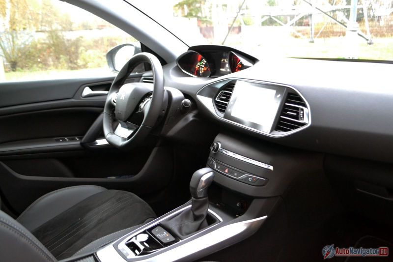 На солнце экран может нехило бликовать и отсвечивать. А если он весь заляпанный сладкими пальцами, то видно будет через раз, куда тыкаешь