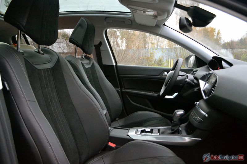 Сиденья очень удобные, с хорошей боковой поддержкой и опорой там, где надо