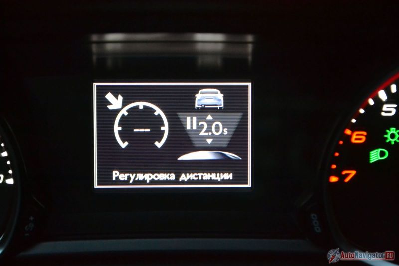 Адаптивный круиз-контроль не работает на городских скоростях. И расстояние тут выбирается в секундах до впередиидущего автомобиля – так логичней и безопасней, чем в метрах