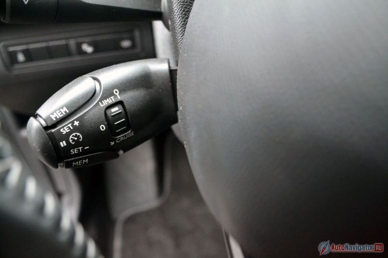 Если управление музыкой и бортовым компьютером переехало из под руля на руль, то круиз и ограничитель по-прежнему компактно располагаются на джойстике, не захламляя руль