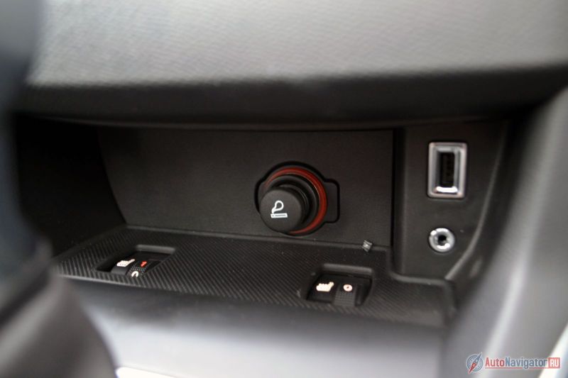 В целом полочка удобная, но неудобно, когда там что-то лежит, а тебе нужно подогрев включить и выключить