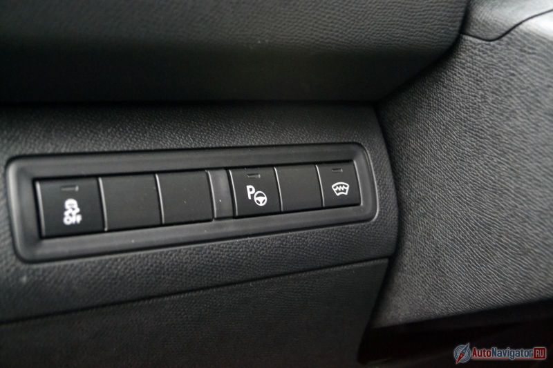 Подогрев лобового стекла есть, могли бы и подогрев руля сделать… У Kia, например, есть