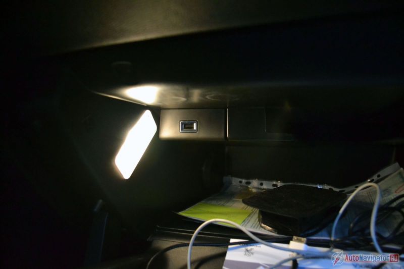 Бардачок не огромный, как раньше, но и не маленький. И в нем есть еще один USB-порт