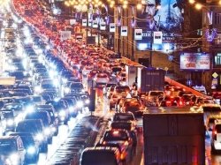 В преддверии новогодних праздников автозаторов на дорогах Москвы стало больше