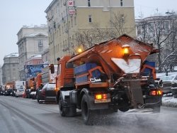 Снег с улиц Москвы убирают около семи тысяч единиц техники