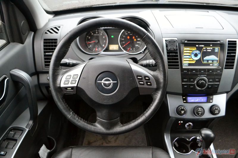 Салон простенький и явно не самый современный. Пластмасса жесткая, но не гремит