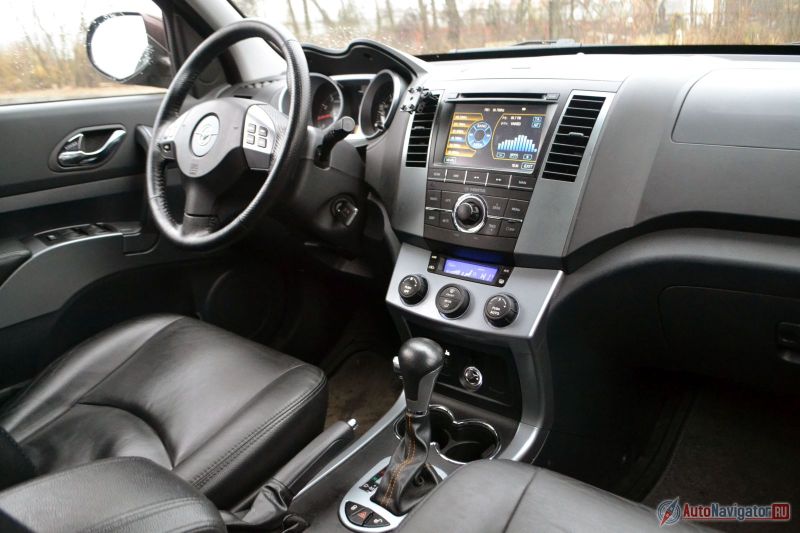 Сиденья довольно плоские, но вполне себе нормальные. Не хватает им только регулировки по высоте. Как, кстати, и рулю