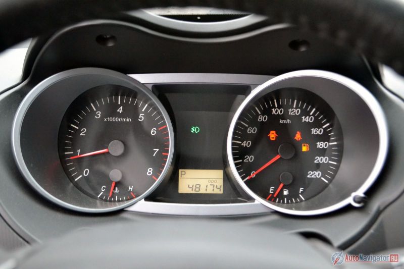 Приборы без каких-то стилистических выкрутасов, но показания читаются хорошо. А вот бортового компьютера нет ни в каком проявлении. Даже никакого эконометра нет, который бы показывал мгновенный расход