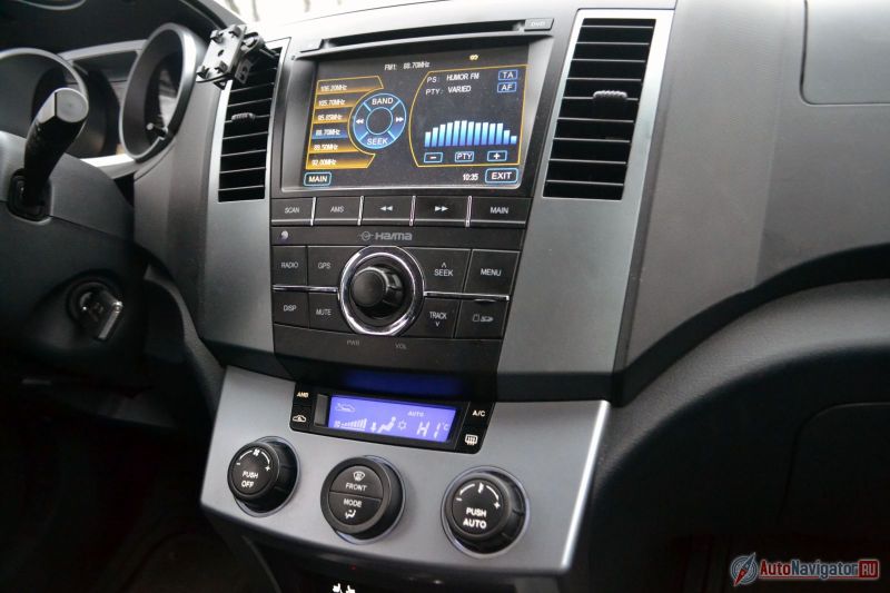 Климат-контроль однозонный и доступен только для машины в максимальной комплектации. Явный эргономический просчет – отсутствие подсветки клавиш мультимедийной системы. Ночью разобраться невозможно. Благо, основные кнопки дублируются на руле