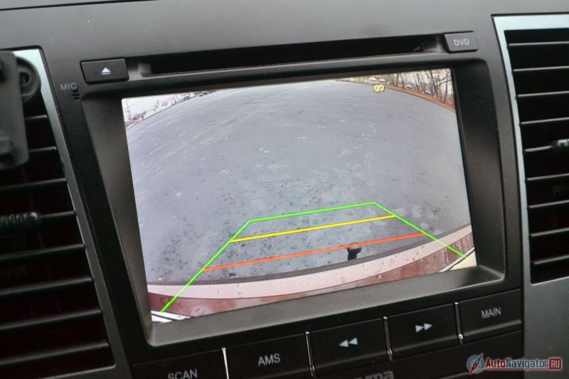 Камера заднего вида с чисто символической разметкой, которая не несет в себе вообще никакой смысловой нагрузки. Но качество картинки хорошее… пока камера чистая, конечно. Кстати, сзади еще есть парктроник
