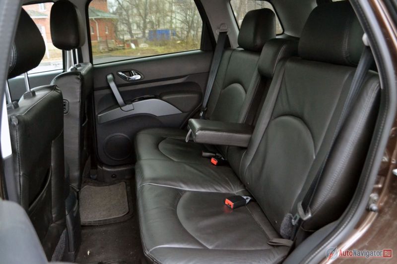 Сзади места много и для ног, и для головы. Даже подлокотник есть