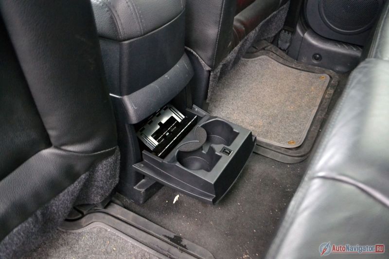 Непонятно, что мешало сделать подстаканники в подлокотнике, но хорошо, что они вообще есть