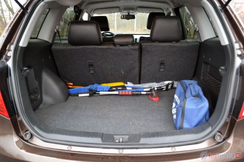 Багажник весьма просторный – 453 литра, но шторки, закрывающей багажный отсек, не существует в принципе. Даже креплений и направляющих не предусмотрено