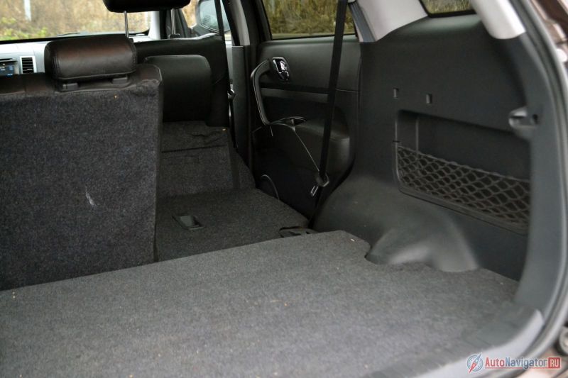 Сиденья складываются, никакого наклона нет – идеально ровно, есть даже небольшая ступенька вниз