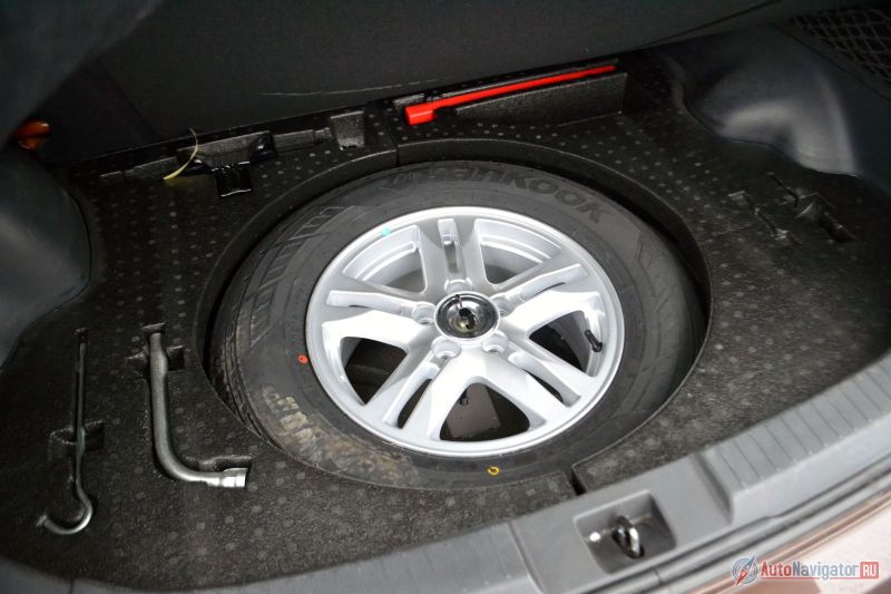 Под полом полноразмерная запаска на литом диске и пенопластовый органайзер. Хотя, место можно было использовать более продуктивно. Например, сделать выемки для других мелких инструментов, аптечки или чего-то еще