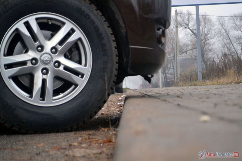 Это не бордюр низкий, а запас под бампером большой. Так что на Haima 7 можно даже высокие ступеньки штурмовать. Клиренс по паспорту равен 185 мм