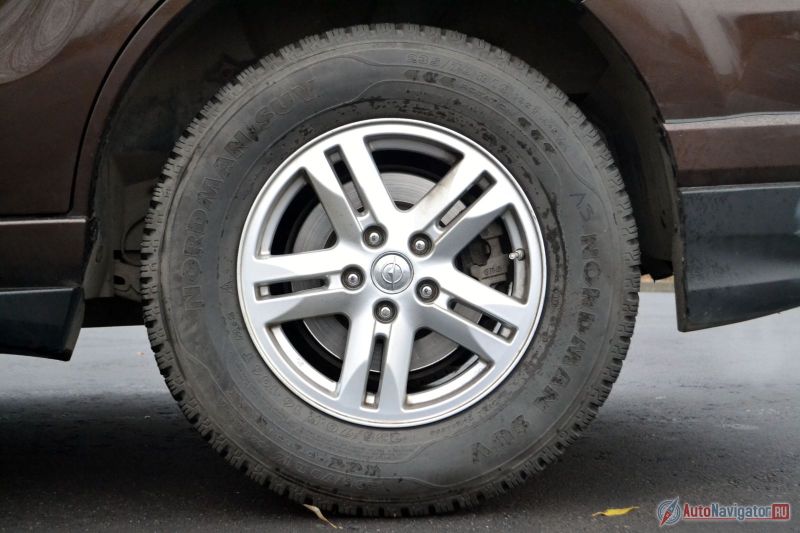 За комфорт отдельное спасибо стоит сказать высокопрофильным покрышкам 235/70 R16. Таких нынче не встретишь на других машинах. Они не улучшают управляемость, зато бордюры можно брать даже с разгона. Зимой потихоньку заехать на бордюр задними колесами не получается (особенно в гололед и на нешипованной резине), а с разгону как раз заскакиваешь по инерции. С низкопрофильными покрышками было бы страшно за диски