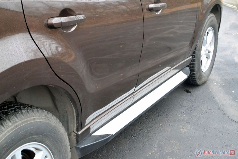 Пороги-ступеньки по бокам входят в базовую комплектацию и, надо признать, они весьма кстати