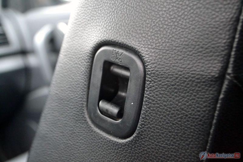 Интересная особенность – крючки на внутренних боковинах передних сидений. Курточку недлинную можно повесить, например