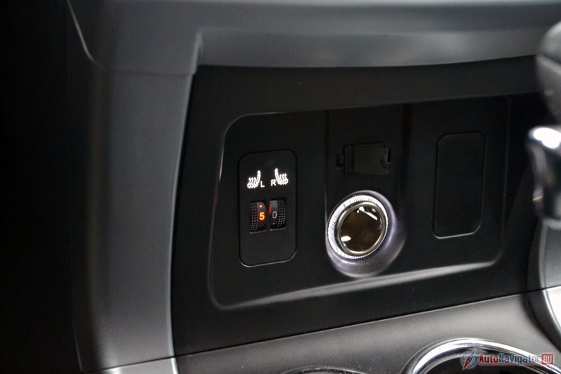 Интересно: у кнопок аудиосистемы подсветки нет, а у «слепых» барабанчиков подогрева сидений есть. Обогрев пятиступенчатый, но толку никакого – либо жарит, либо нет