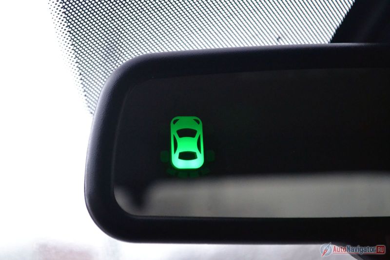 Индикация парктроника на зеркале удобна, но малоинформативна