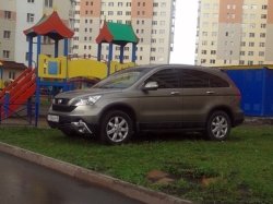 Московских автомобилистов будут штрафовать за парковку на газонах