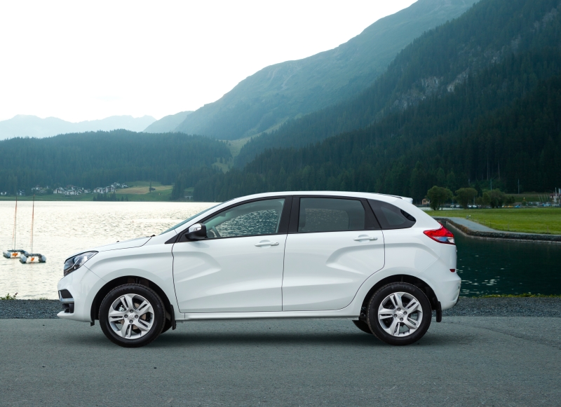 Характерными элементами боковин кузова автомобиля являются большие рельефные выштамповки, напоминающие букву X