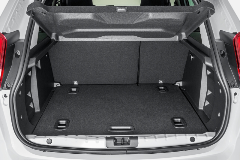 В отдельных комплектациях машины предусмотрен съемный ковер багажника, который позволяет получить ровный пол со сложенными спинками задних сидений