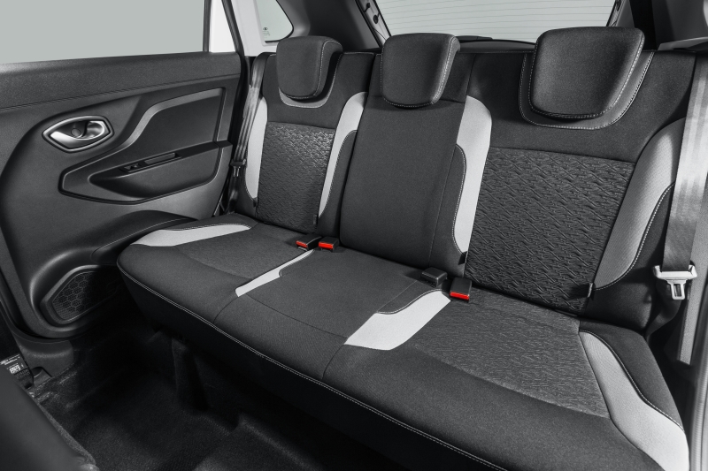 Задние сиденья разделяются в соотношении 40/60