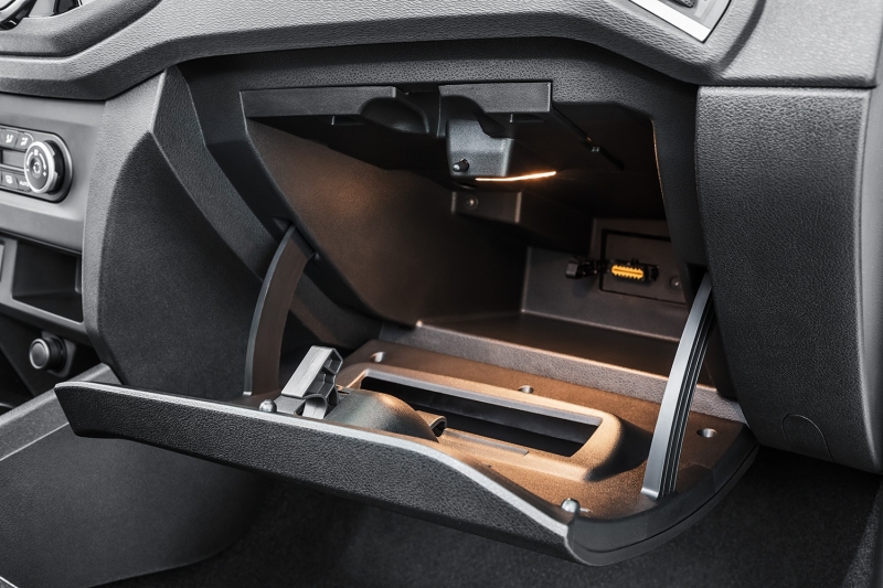 Новинка может похвастаться массой специально организованных мест для хранения крупных и мелких вещей