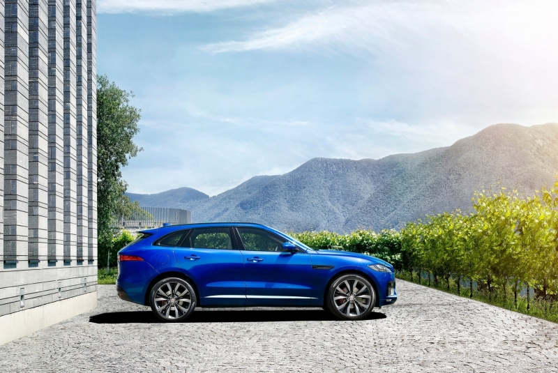 Колесная база модели F-Pace составляет 2 874 мм