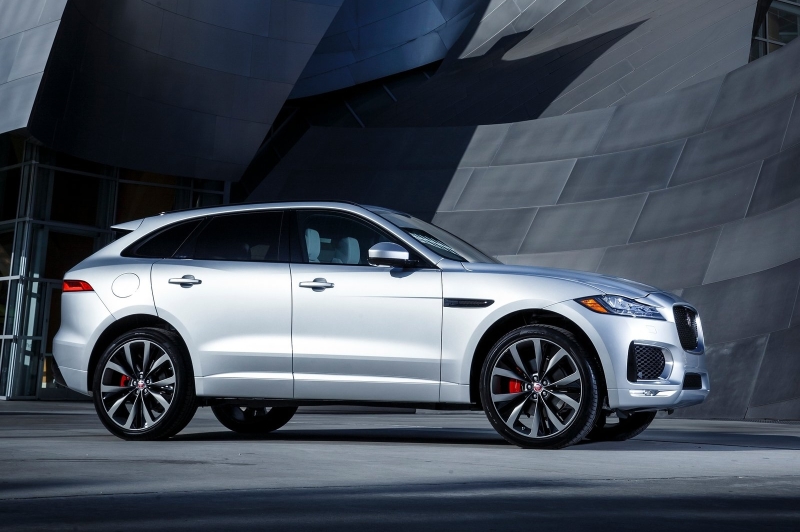 Jaguar F-Pace – это пятиместный автомобиль с просторным и роскошным салоном, отделанным вручную премиальными материалами