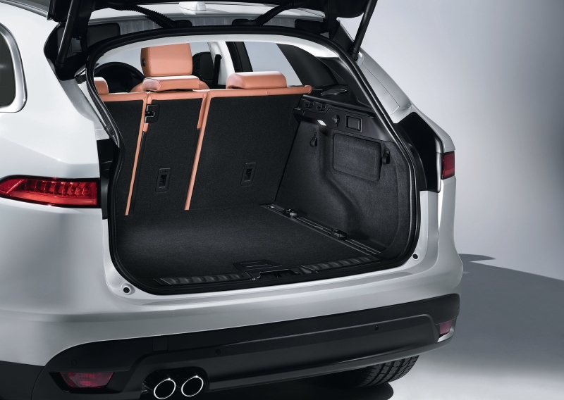 Jaguar F-Pace располагает внушительным багажным отсеком, максимальный объем которого, при сложенных задних сидениях, достигает 1 740 литров