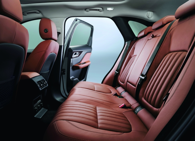 Для спинок задних сидений, складывающихся в пропорции 40:20:40, доступна функция электрической регулировки угла наклона