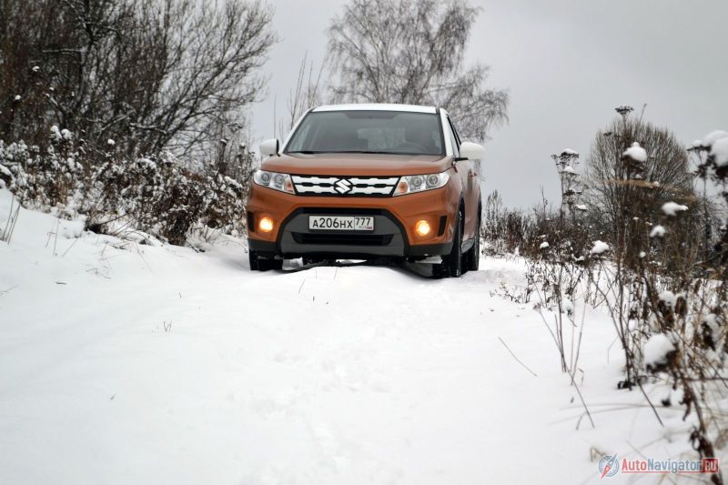 Клиренса в 185 мм хватает почти во всех кроссоверных ситуациях. Если не лезть в грязь и по-умному выбирать траекторию, полный привод может вообще никогда не понадобиться. Хотя на укатанном снегу и скользких бордюрах он был бы, конечно, весьма кстати. Доплатить придется 100 000 рублей